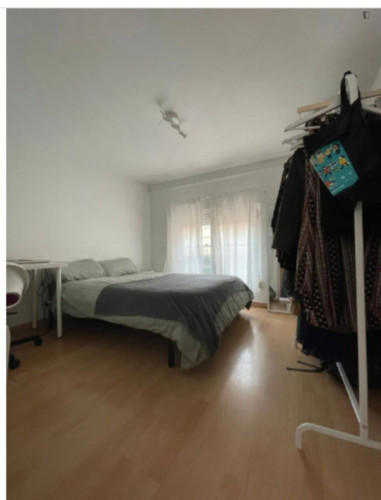 Spacious twin bedroom in fully furnished apartment in Sants
