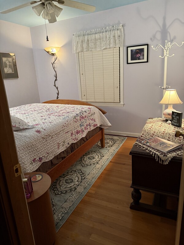 Queen Bed (purple Room)(Full Room) - Zen garden, just off hiway - Gallery - 1