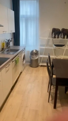 Tempting 1 Bedroom Apartment close to Clemenceau Metro - Gallery - 11
