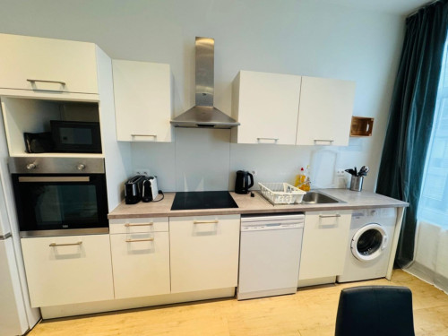 Tempting 1 Bedroom Apartment close to Clemenceau Metro - Gallery - 9