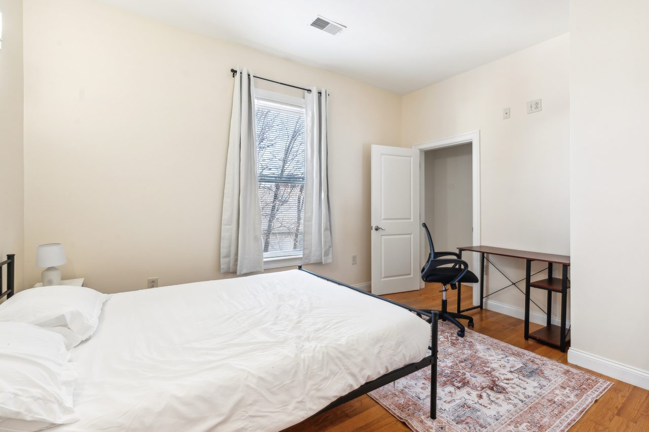 #1832: Mission Hill - Queen Bedroom A - #1832: Mission Hill - Gallery - 8
