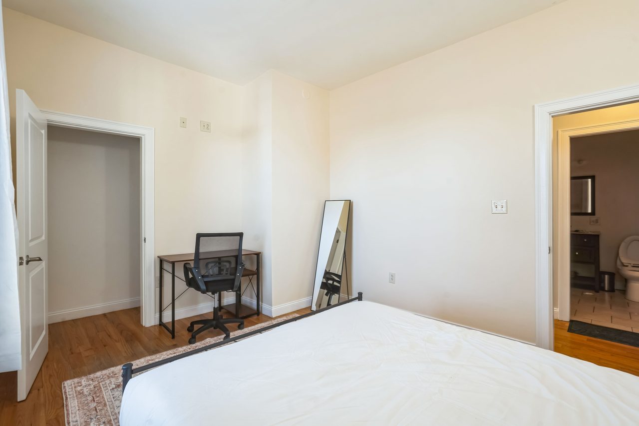 #1832: Mission Hill - Queen Bedroom A - #1832: Mission Hill - Gallery - 9