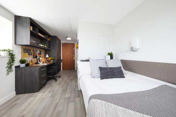 Silver Ensuite - Collegiate Tower - Gallery - 1