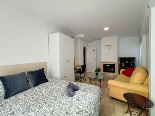 Exquisite double bedroom in Elche with private bathroom