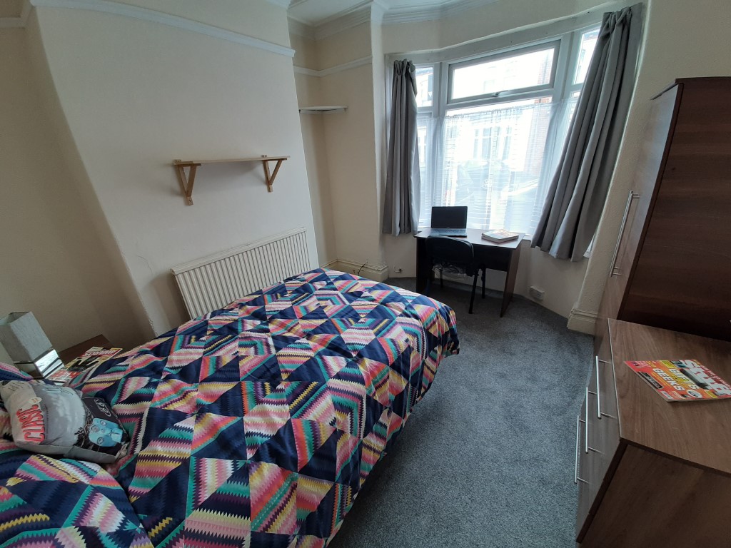 3 Bedrooms - 1 Shared Bathroom - 1 Shared Shower Room