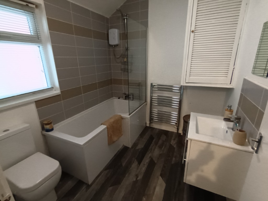 3 Bedrooms - 1 Shared Bathroom - 11 Pelham Street - Gallery - 2