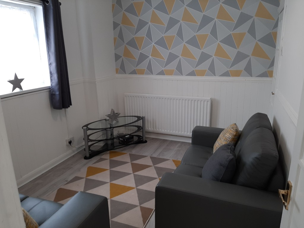  4 Bedrooms - 1 Shared Bathroom  -  31 Clarendon Road  - Gallery -  6