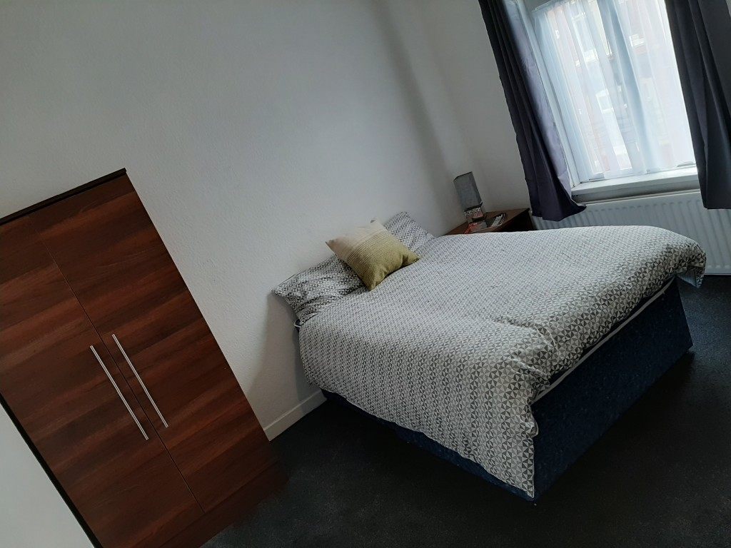  4 Bedrooms - 1 Shared Bathroom  -  31 Clarendon Road  - Gallery -  7