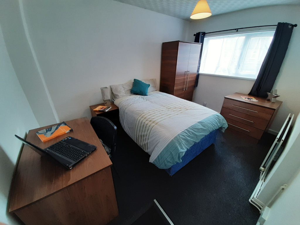  4 Bedrooms - 1 Shared Bathroom  -  31 Clarendon Road  - Gallery -  10