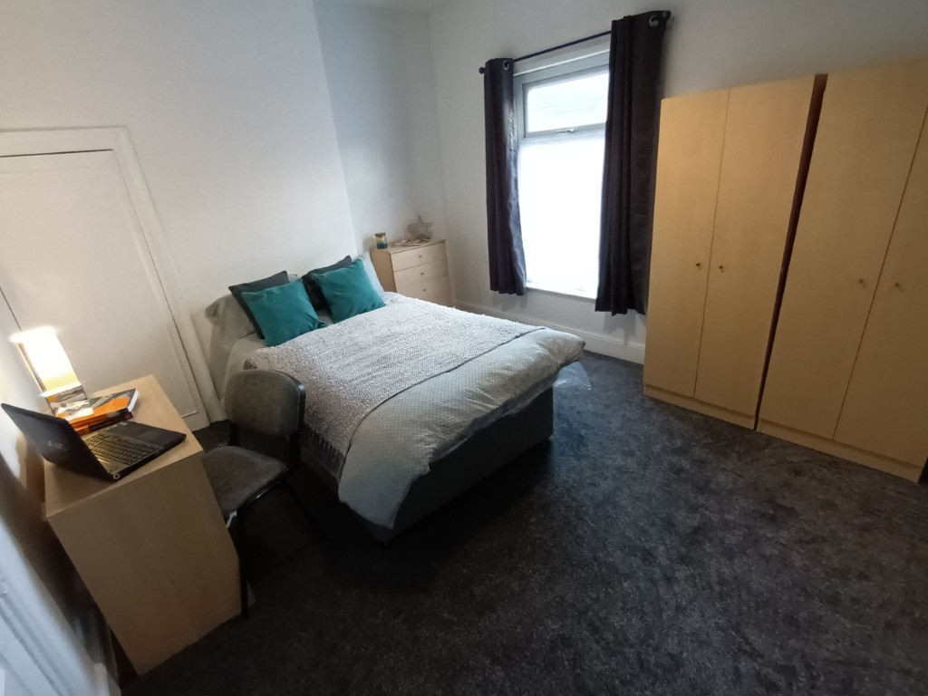  4 Bedrooms - 1 Shared Bathroom  -  43 Clarendon Road  - Gallery -  12