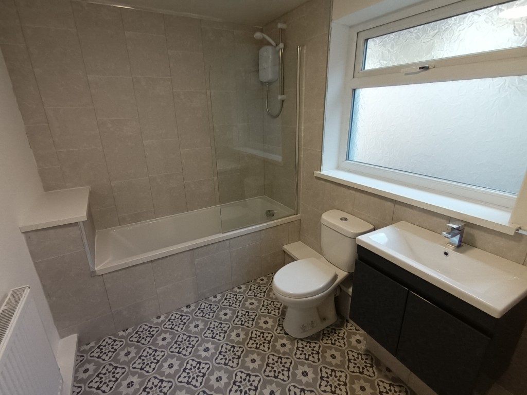  4 Bedrooms - 1 Shared Bathroom  -  43 Clarendon Road  - Gallery -  3