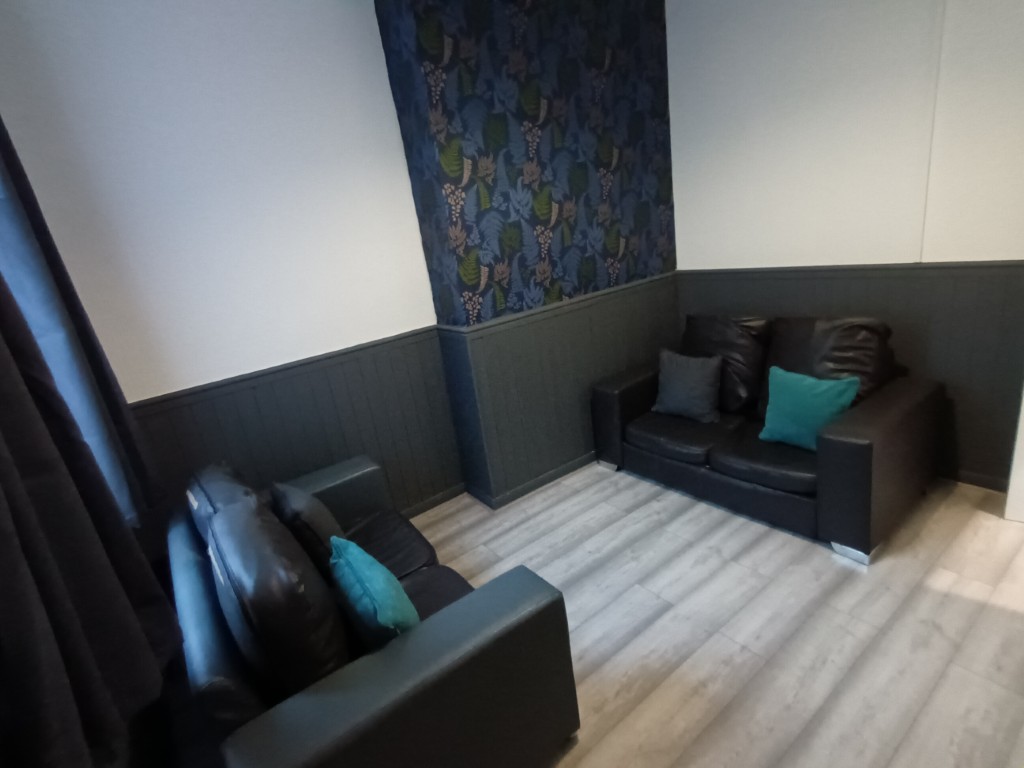  4 Bedrooms - 1 Shared Bathroom  -  43 Clarendon Road  - Gallery -  6