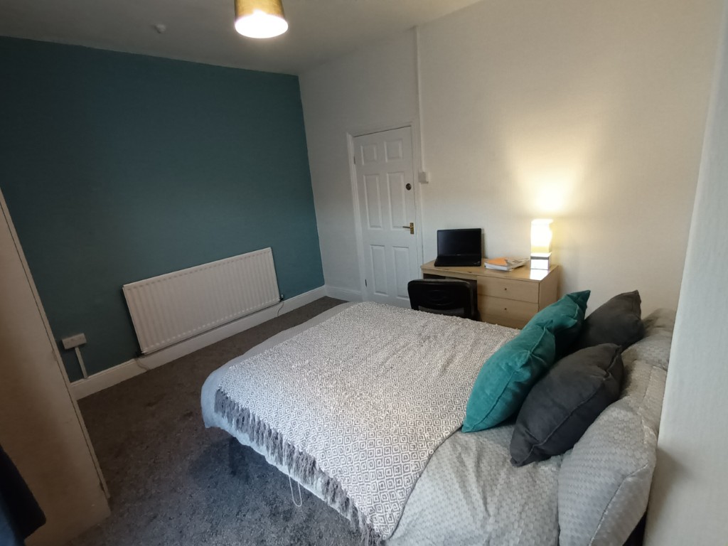  4 Bedrooms - 1 Shared Bathroom  -  43 Clarendon Road  - Gallery -  13
