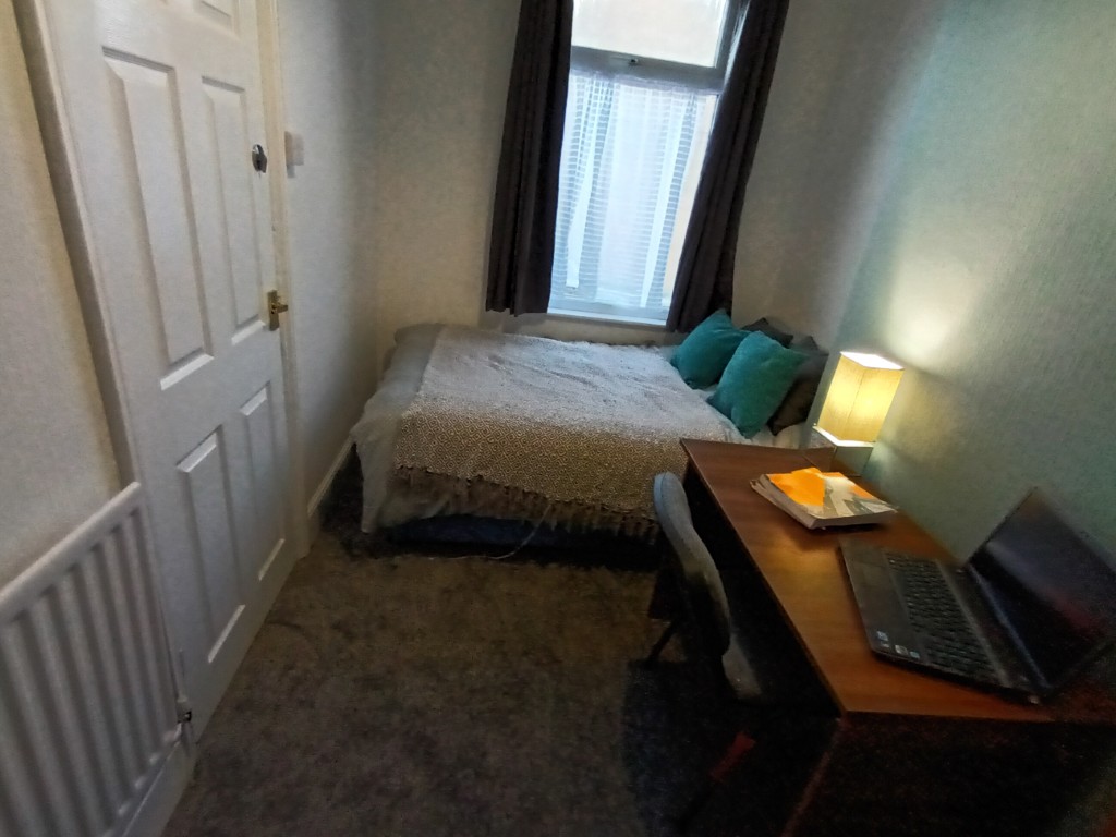  4 Bedrooms - 1 Shared Bathroom  -  43 Clarendon Road  - Gallery -  11