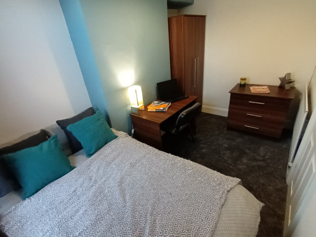  4 Bedrooms - 1 Shared Bathroom  -  43 Clarendon Road  - Gallery -  10