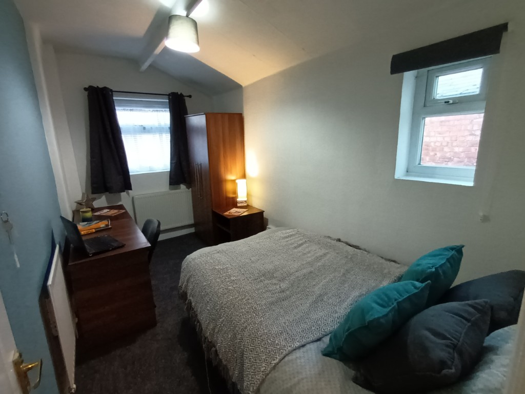  4 Bedrooms - 1 Shared Bathroom  -  43 Clarendon Road  - Gallery -  9