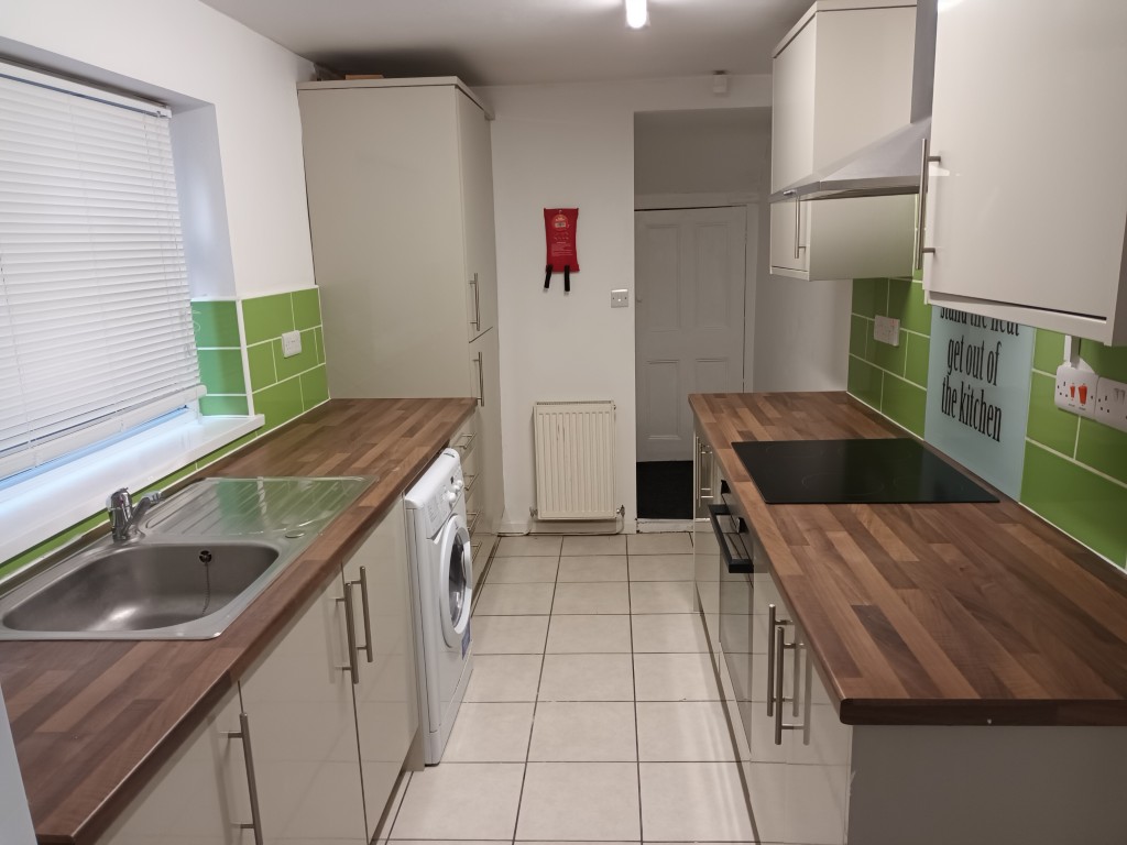  4 Bedrooms - 1 Shared Bathroom  -  43 Clarendon Road  - Gallery -  7