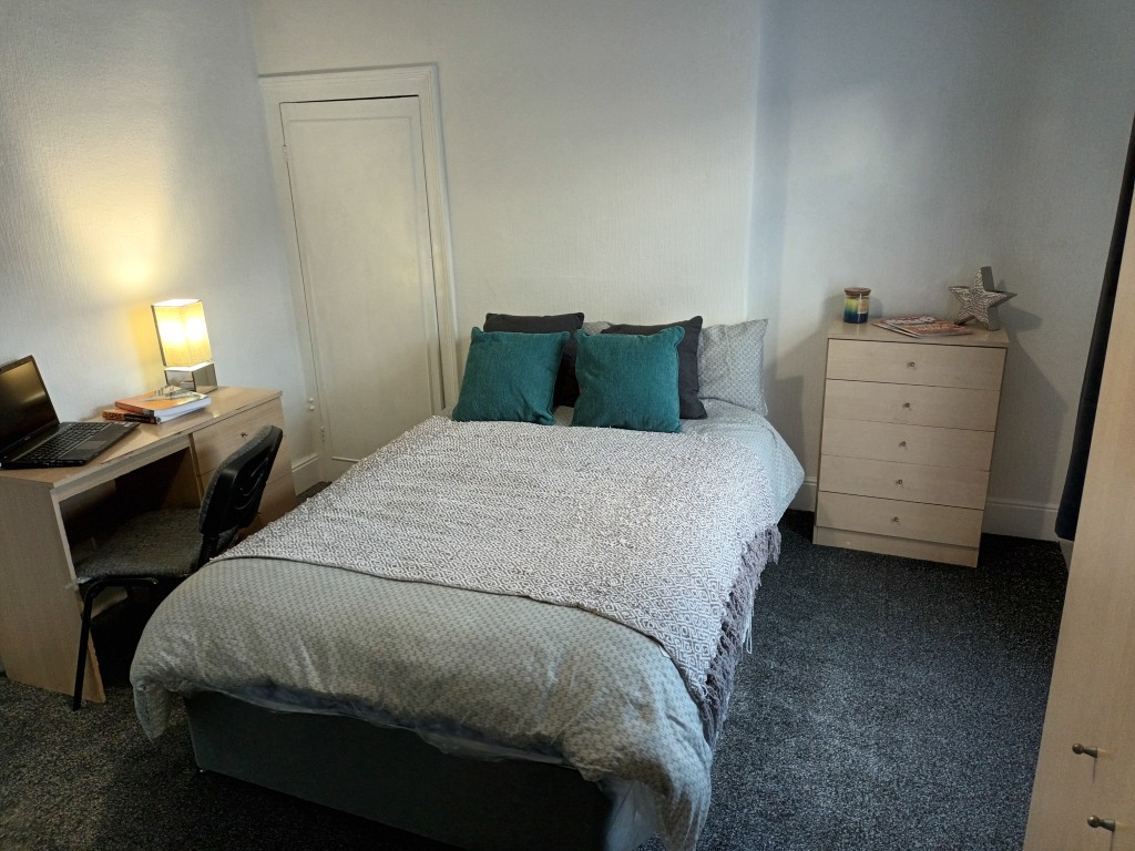  4 Bedrooms - 1 Shared Bathroom  -  43 Clarendon Road  - Gallery -  1