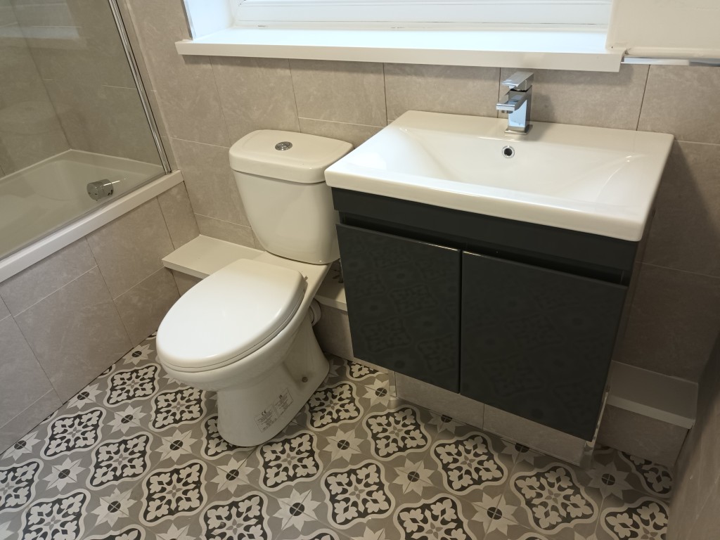  4 Bedrooms - 1 Shared Bathroom  -  43 Clarendon Road  - Gallery -  2