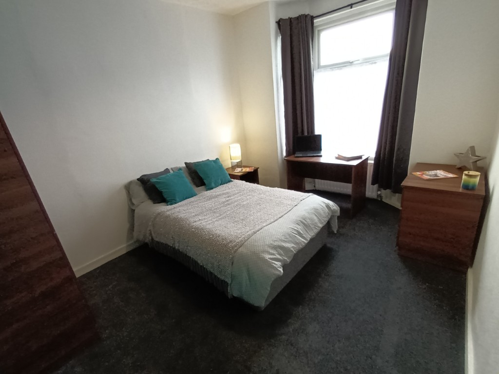  4 Bedrooms - 1 Shared Bathroom  -  76 Glebe Road  - Gallery -  10