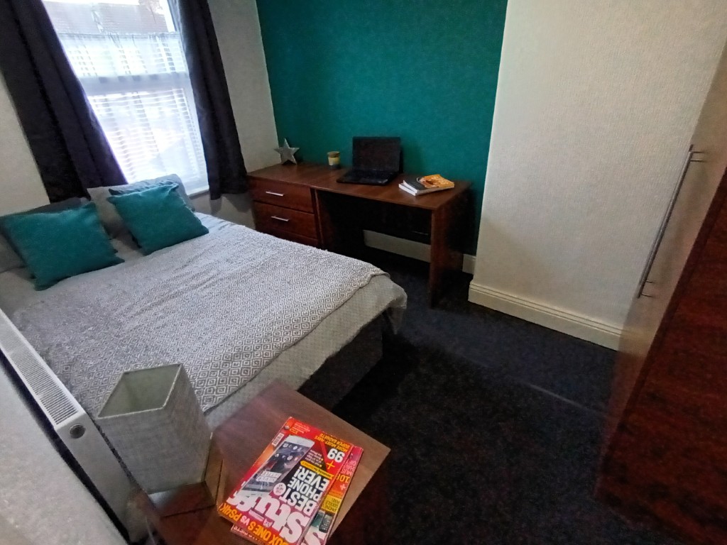  4 Bedrooms - 1 Shared Bathroom  -  76 Glebe Road  - Gallery -  6