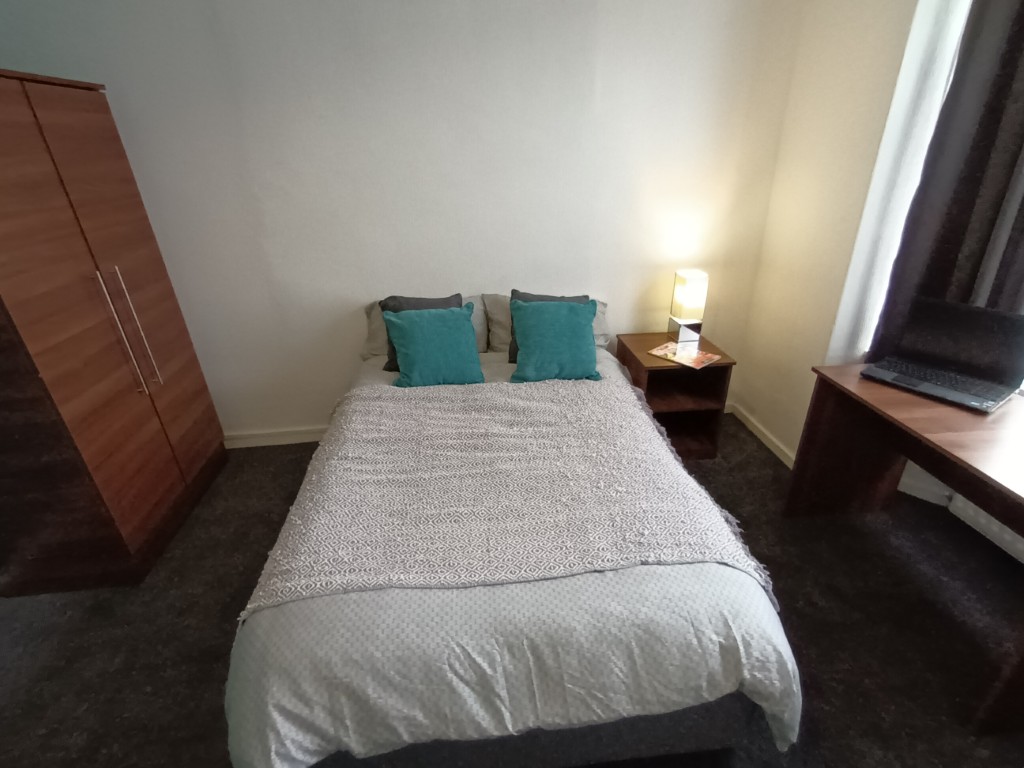  4 Bedrooms - 1 Shared Bathroom  -  76 Glebe Road  - Gallery -  9