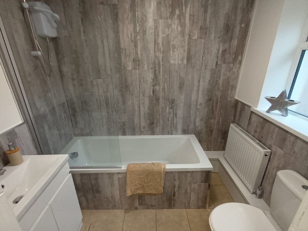  4 Bedrooms - 1 Shared Bathroom  -  76 Glebe Road  - Gallery -  2