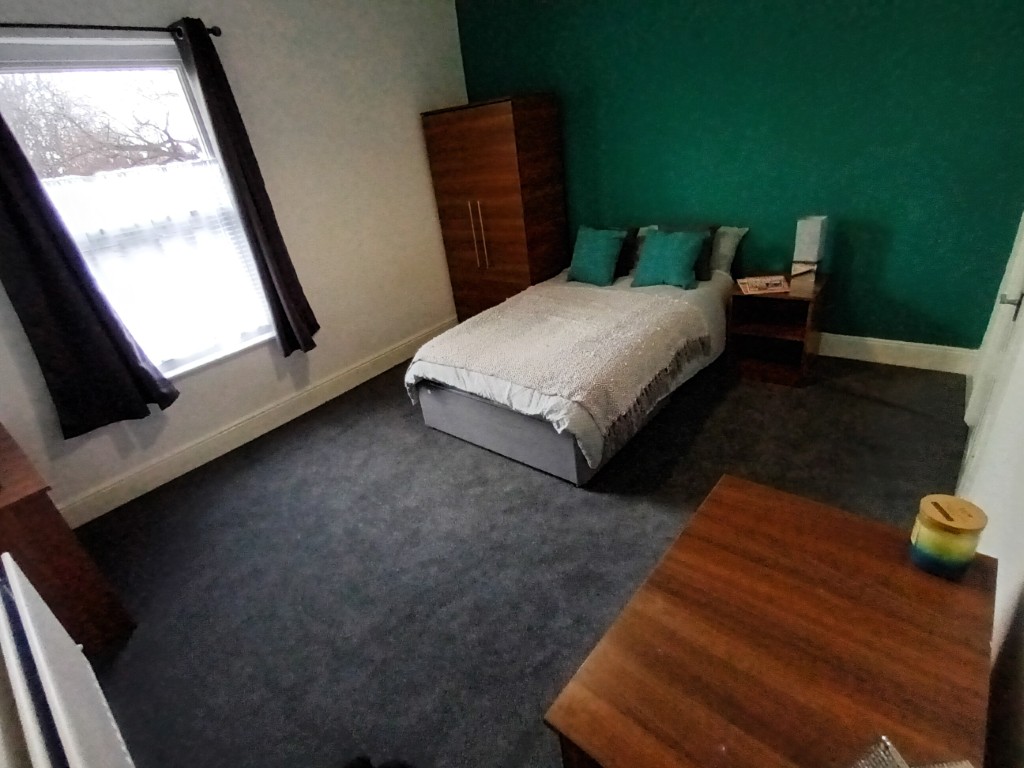  4 Bedrooms - 1 Shared Bathroom  -  76 Glebe Road  - Gallery -  1