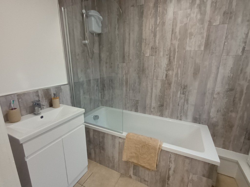  4 Bedrooms - 1 Shared Bathroom  -  76 Glebe Road  - Gallery -  3