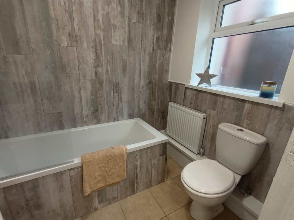  4 Bedrooms - 1 Shared Bathroom  -  76 Glebe Road  - Gallery -  4