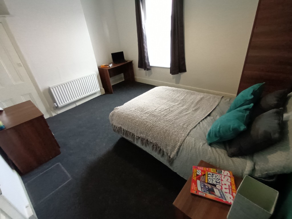  4 Bedrooms - 1 Shared Bathroom  -  76 Glebe Road  - Gallery -  5