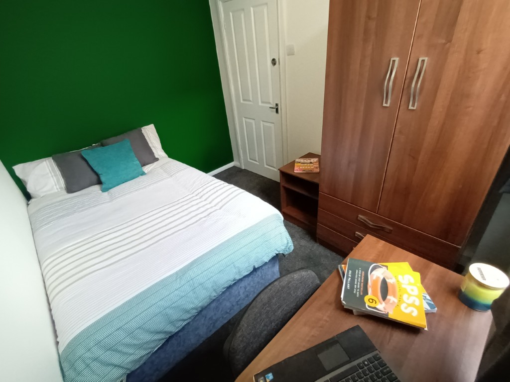  4 Bedrooms - 1 Shared Bathroom  -  25 Percy Street  - Gallery -  8