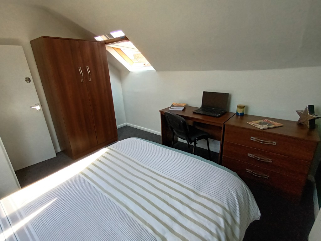  4 Bedrooms - 1 Shared Bathroom  -  25 Percy Street  - Gallery -  3