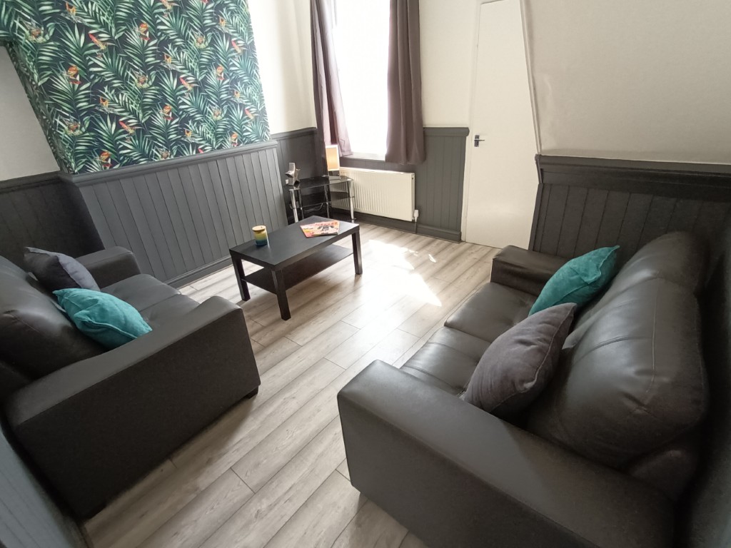  4 Bedrooms - 1 Shared Bathroom  -  25 Percy Street  - Gallery -  12