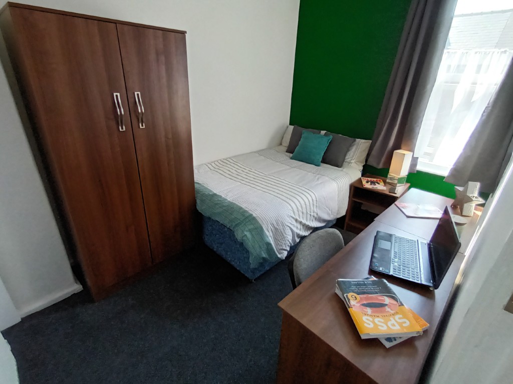  4 Bedrooms - 1 Shared Bathroom  -  25 Percy Street  - Gallery -  1