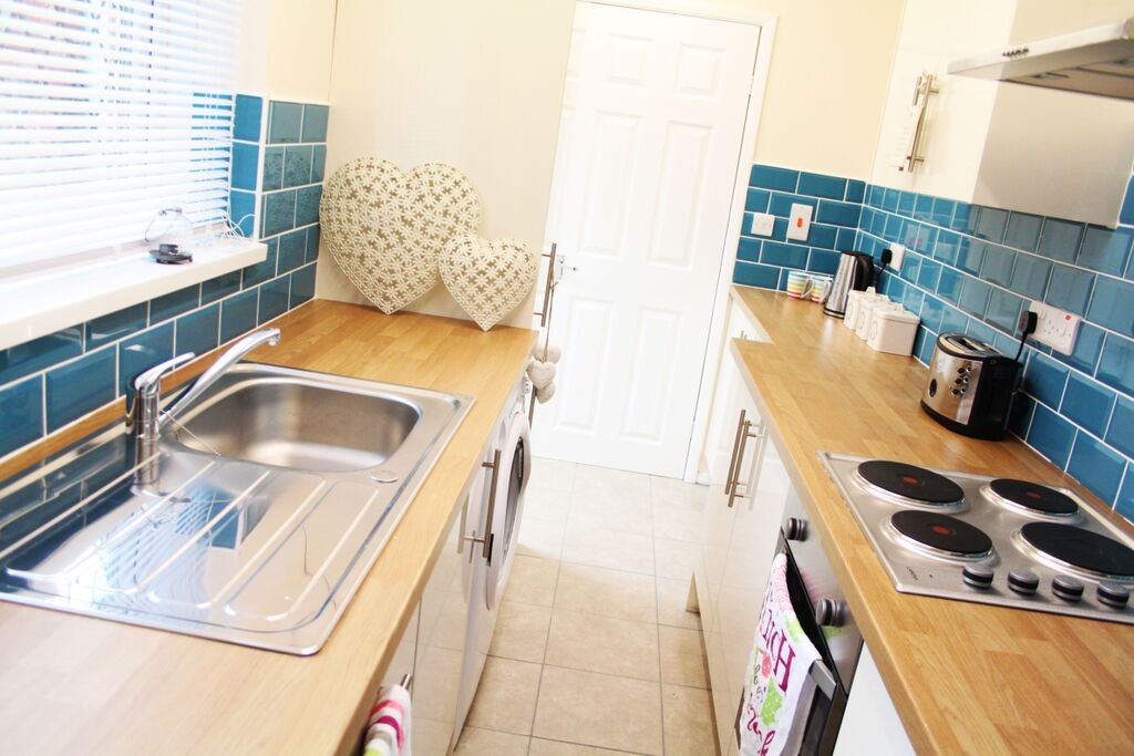  4 Bedrooms - 1 Shared Bathroom  -  25 Percy Street  - Gallery -  11