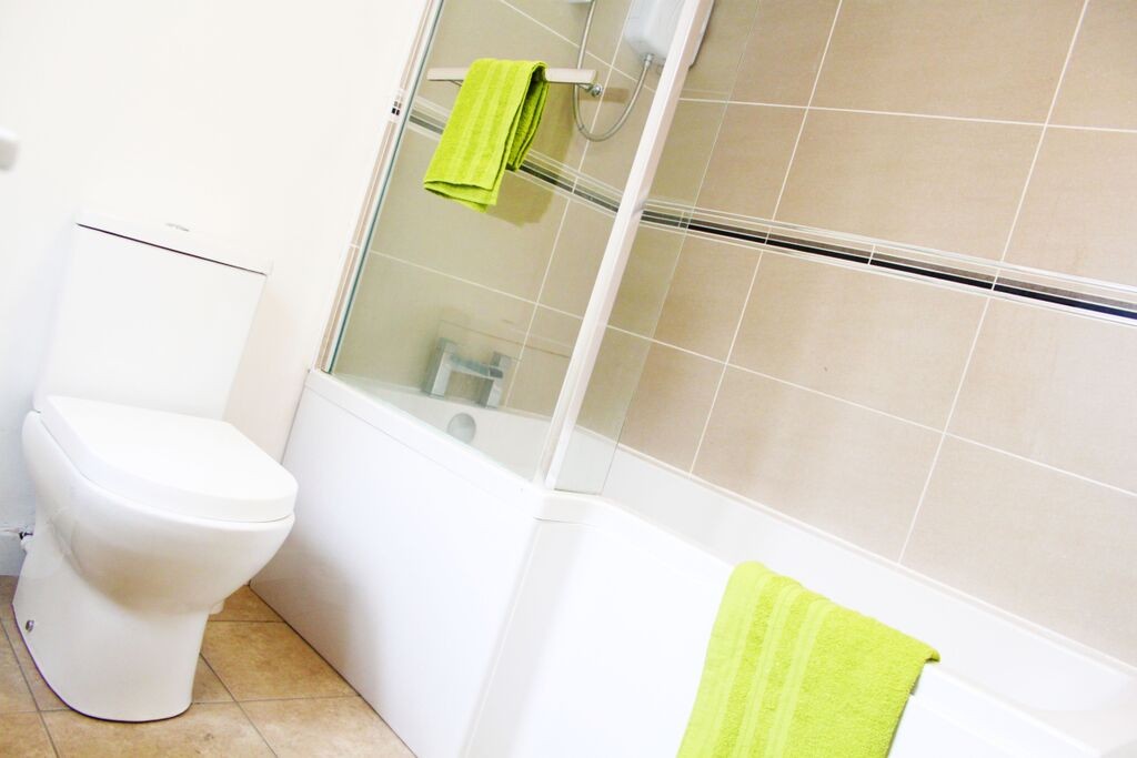  4 Bedrooms - 1 Shared Bathroom  -  25 Percy Street  - Gallery -  6