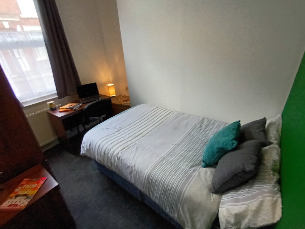  4 Bedrooms - 1 Shared Bathroom  -  25 Percy Street  - Gallery -  9