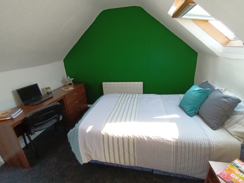  4 Bedrooms - 1 Shared Bathroom  -  25 Percy Street  - Gallery -  2