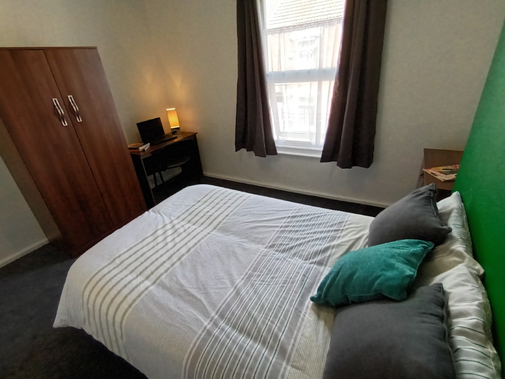  4 Bedrooms - 1 Shared Bathroom  -  25 Percy Street  - Gallery -  15