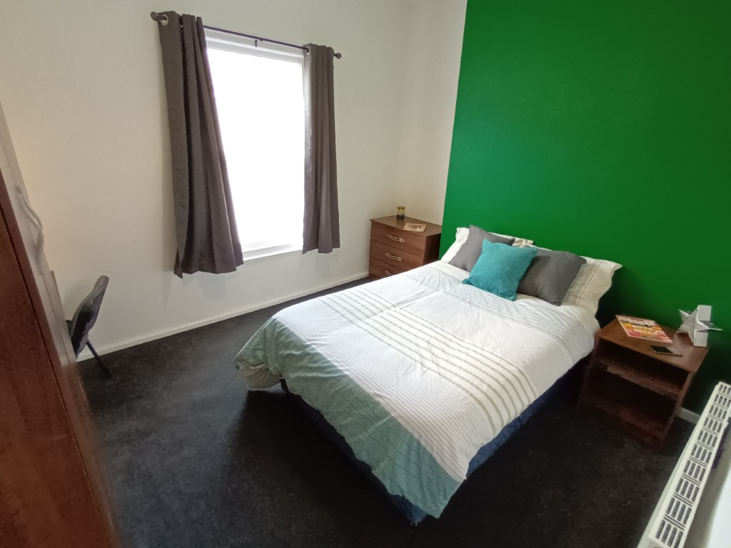  4 Bedrooms - 1 Shared Bathroom  -  25 Percy Street  - Gallery -  14