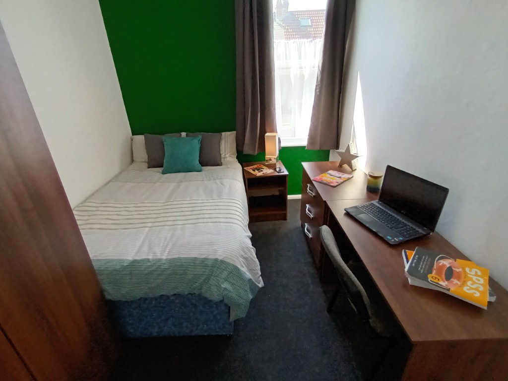  4 Bedrooms - 1 Shared Bathroom  -  25 Percy Street  - Gallery -  16