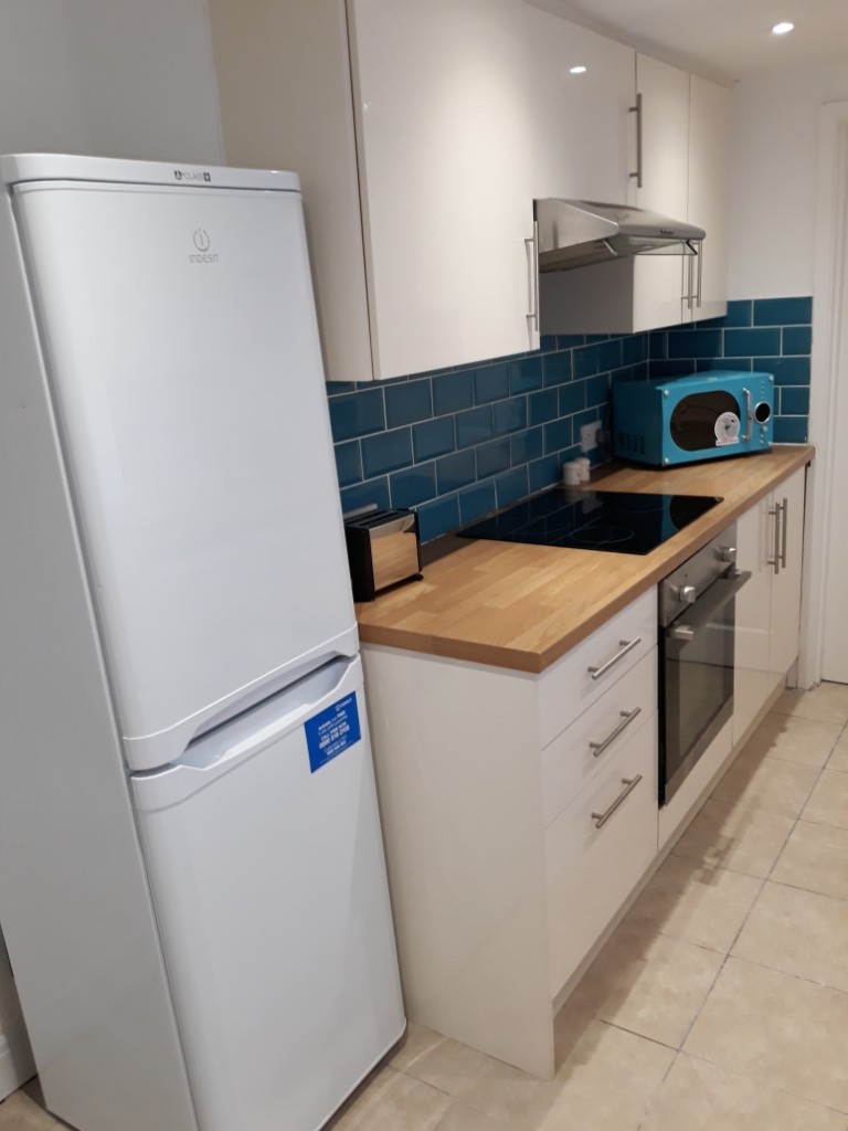  4 Bedrooms - 1 Shared Bathroom  -  42 Princes Road  - Gallery -  6