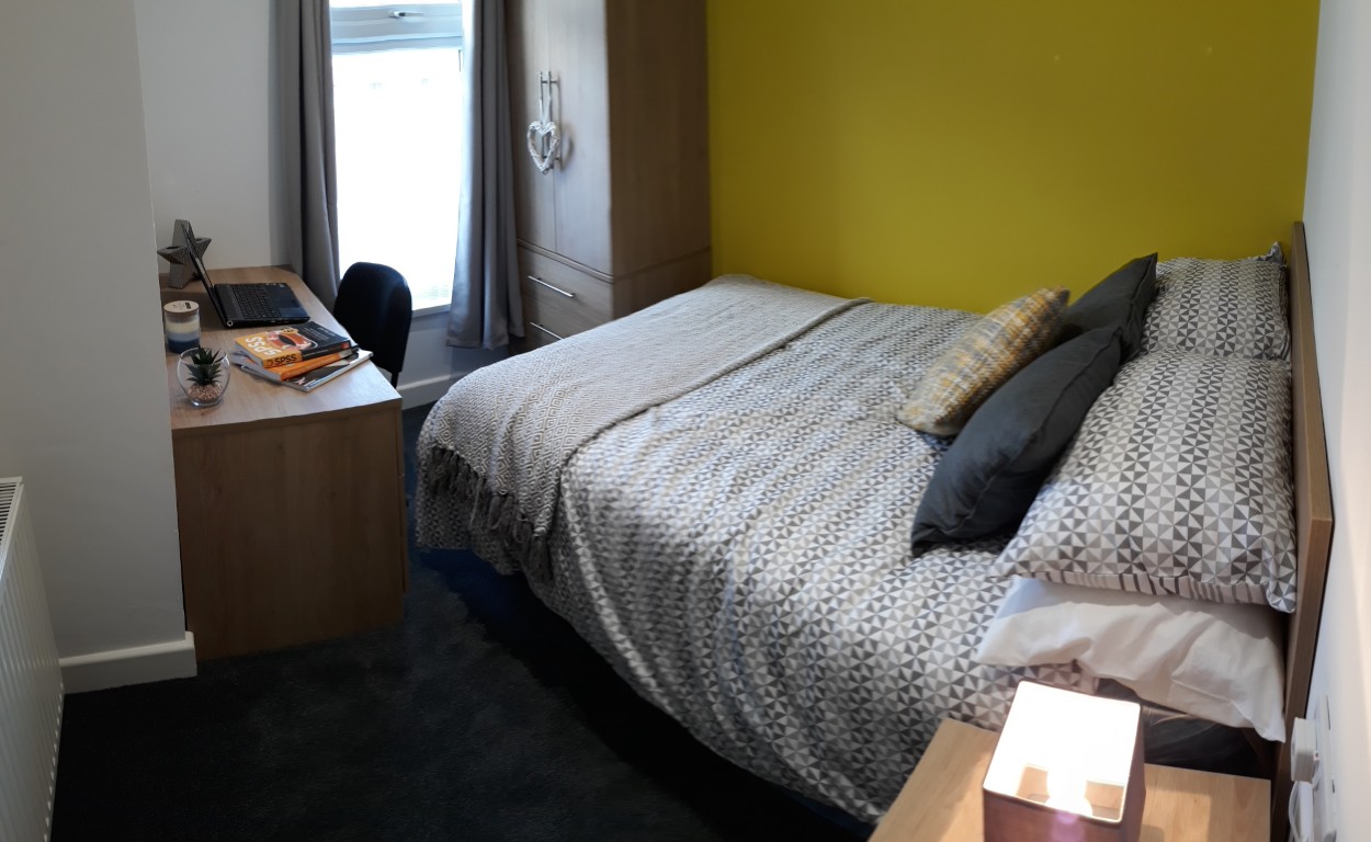  4 Bedrooms - 1 Shared Bathroom  -  42 Princes Road  - Gallery -  8