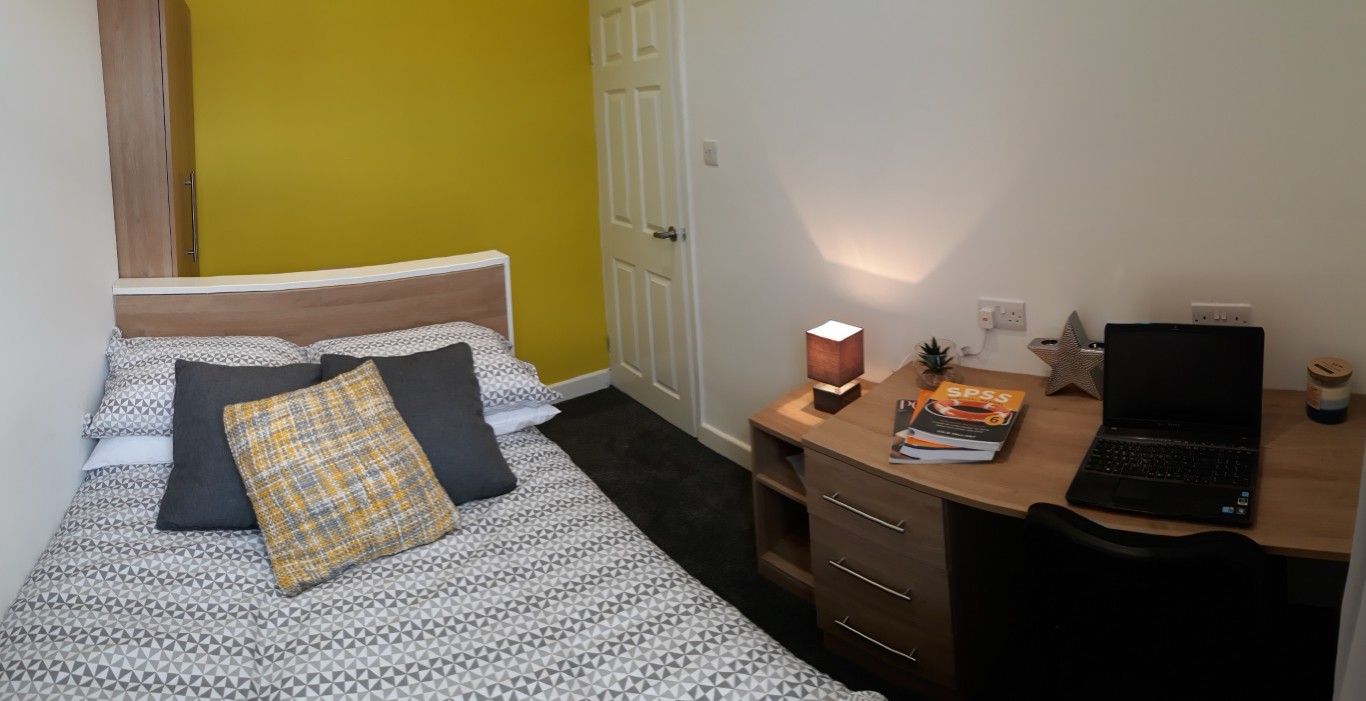  4 Bedrooms - 1 Shared Bathroom  -  42 Princes Road  - Gallery -  11