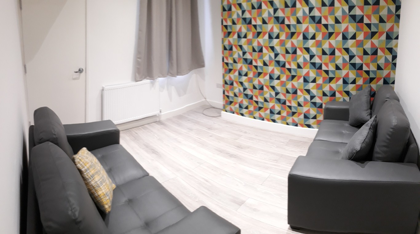  4 Bedrooms - 1 Shared Bathroom  -  42 Princes Road  - Gallery -  7