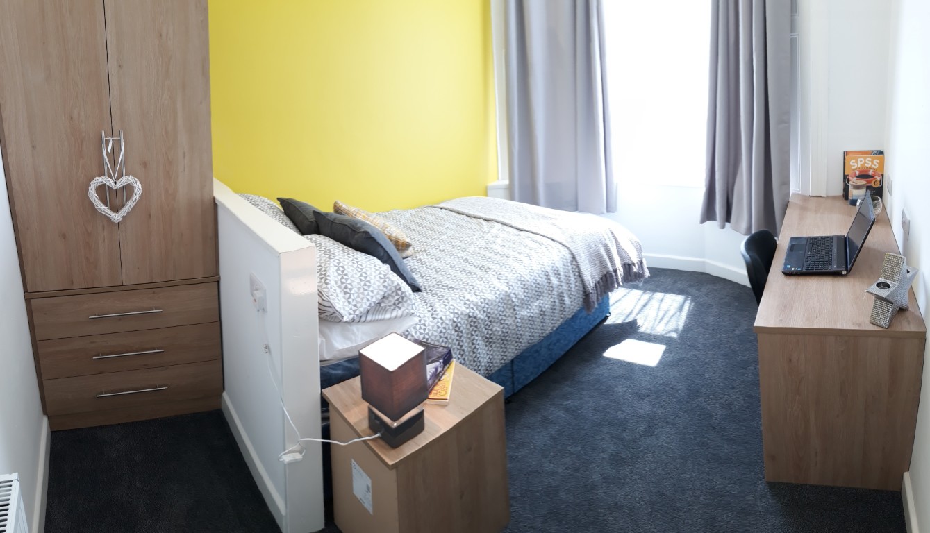  4 Bedrooms - 1 Shared Bathroom  -  42 Princes Road  - Gallery -  2