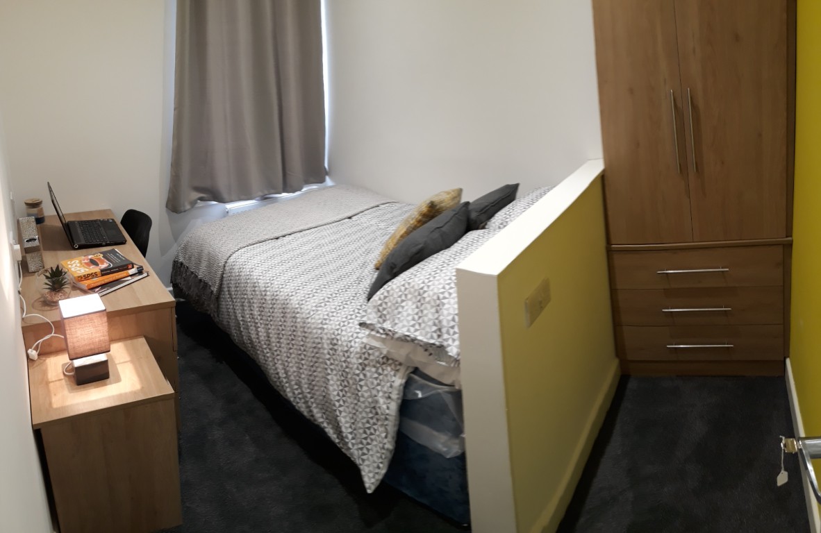  4 Bedrooms - 1 Shared Bathroom  -  42 Princes Road  - Gallery -  10