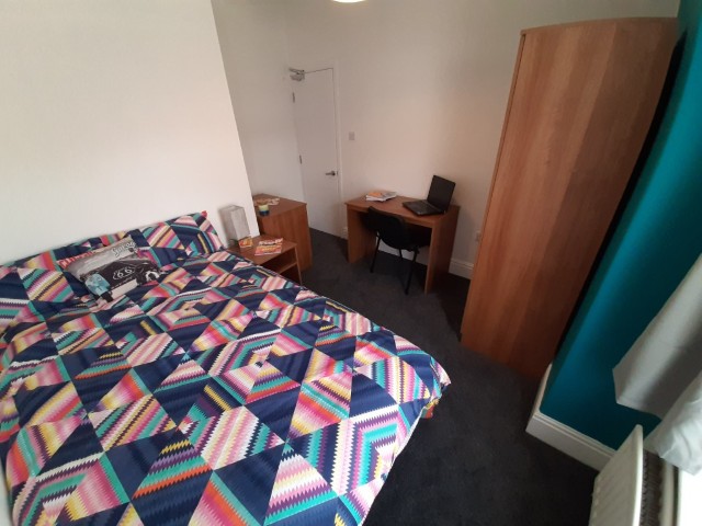  5 Bedrooms - 1 Shared Bathroom  -  29 Clifton Street  - Gallery -  5