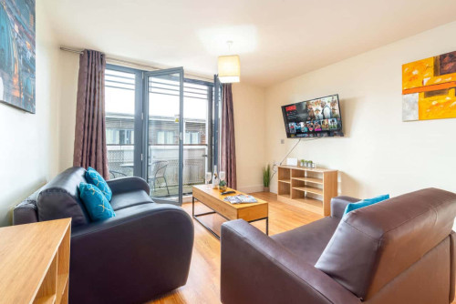 City Centre Apartment - China Town - Secure Parking - Balcony
